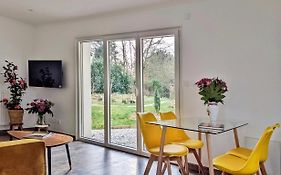 Maison Blanche En Cote De Nacre